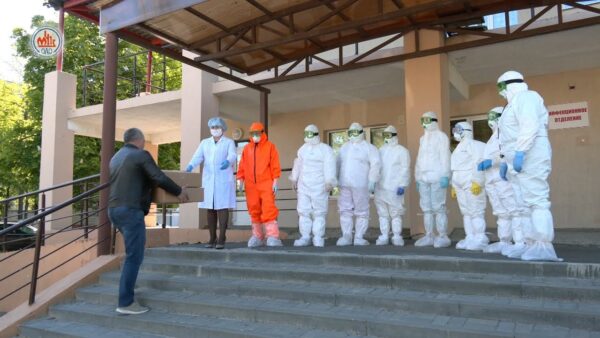 100 новых ярких защитных костюмов пополнили «гардероб» медиков. Над изготовлением комбинезонов трудились местные производители – предприятие «Белфут»