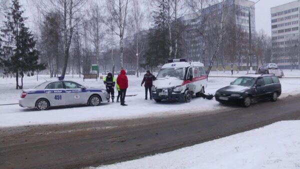 23 декабря рано утром на улице Интернациональная произошло ДТП с участием машины скорой помощи