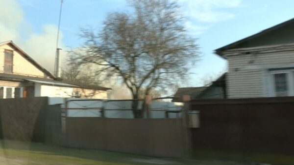 9 апреля полыхал сухостой в Калинковичах. Огонь подобрался вплотную к домам цыганского поселка