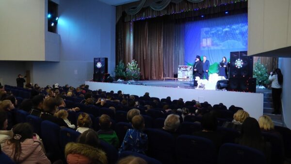 Архиерейская елка впервые прошла в Калинковичах. В Мозыре мероприятие организовывают уже на протяжение 6 лет. В этом году рождественское представление решено было провести и в соседнем городе.