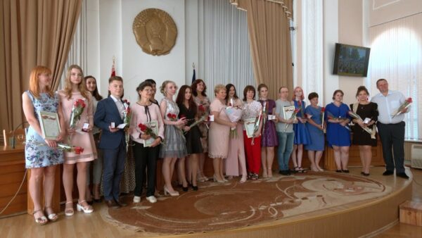 Аттестаты особого образца лучшим выпускникам школ района вручили в Мозырском райисполкоме