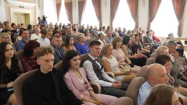 Аттестаты особого образца лучшим выпускникам школ района вручили в Мозырском райисполкоме