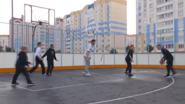 Баскетбол на школьной площадке