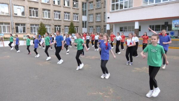 Двор 11-й школы стал эпицентром праздника сразу двух микрорайонов – «Молодежного» и «Пролетарского»