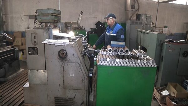 Генеральный директор «Белагросервис» лично приехал вручить почетный знак токарю «Мозырьтехсервиса» Олегу Сидоренко