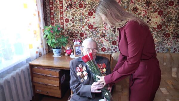 Главные герои праздника Победы, ветераны, снова и снова принимают поздравления