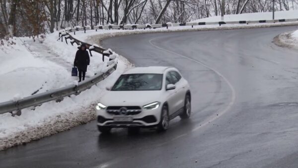 Госавтоинспекция очередной раз напоминает водителям правила поведения на заснеженных дорогах