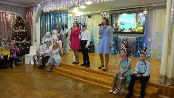 Гости и воспитанники Мозырского детского дома стали счастливыми пассажирами «Новогоднего рейса-2023»