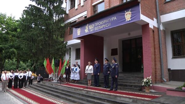 К 100-летию прокуратуры Беларуси. Памятная доска в честь почетного гражданина Мозыря, прокурора БССР, министра юстиции БССР Ивана Дмитриевича Ветрова установлена на фасаде здания прокуратуры района