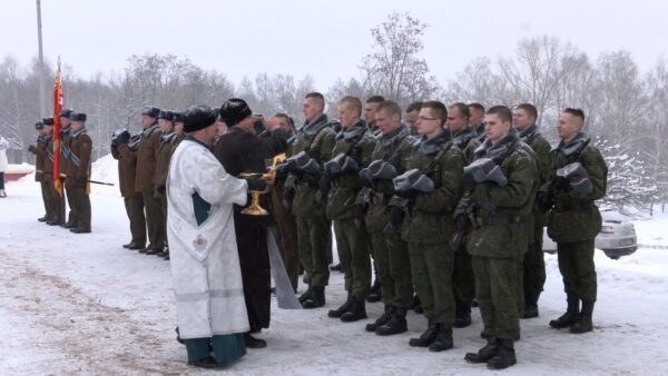 Крещенские морозы защитникам Отечества не помеха. На Кургане Славы свое боевое оружие получили новобранцы радиотехнического батальона