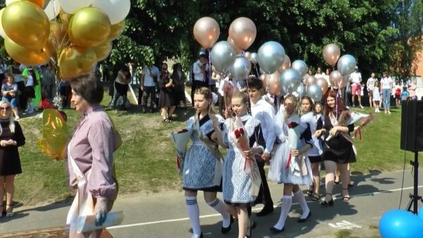 Линейка в пятой школе. «Борт 20-23» рейс «Облака нашего детства»