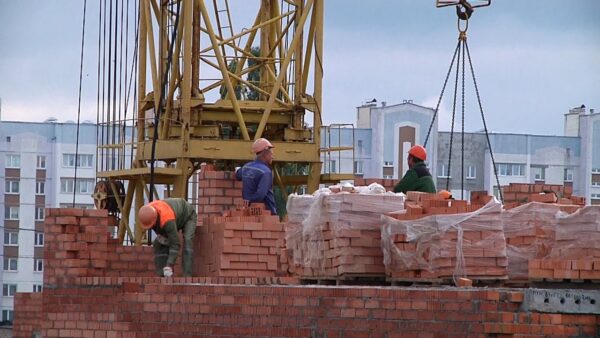 Лучшие каменщики области собрались в Мозыре. На одной из самых важных городских строек – строительстве нового детского сада – стартовал конкурс профмастерства