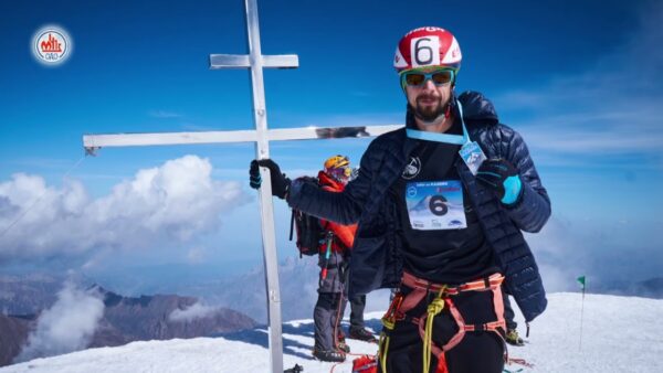 Мастер «скайраниннга» Мозырского нефтеперерабатывающего завода Владимир Беляй на вершине горы Казбек