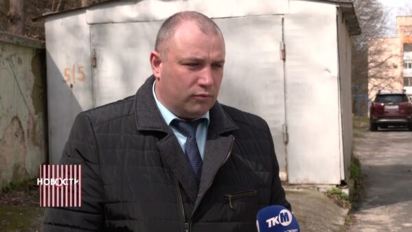 Металлический гараж прямо под домом. А так можно было? Разбираемся в законности размещения