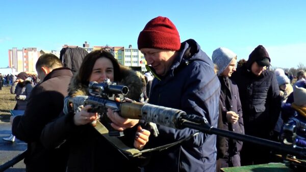 Мощь военной техники Союзного государства. Военно-патриотическая акция «Два государства – один народ, одна история» собрала в Наровле сотни людей