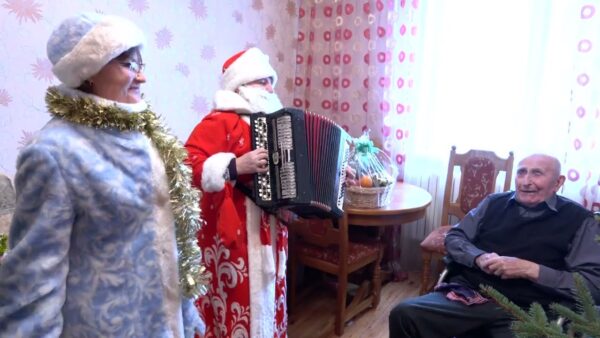Мозырский опытный лесхоз поздравил ветерана Великой Отечественной войны Василия Грамовича с наступающим Новым годом
