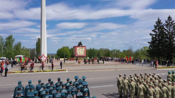 Мозыряне отпраздновали 75- летие Великой Победы. Торжественный митинг прошел на Кургане Славы
