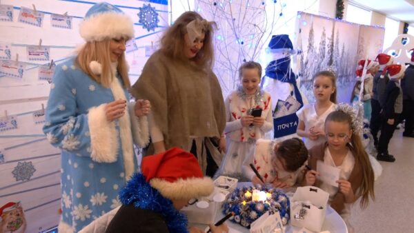 На главную елку района сегодня пригласили более пятисот юных мозырян