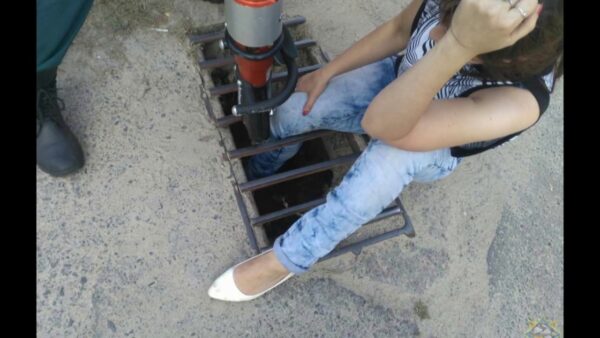 Нога застряла в ливневке