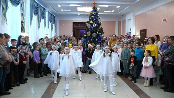 Новогодний утренник организовало для ребят из Мозырского, Ельского и Наровлянского районов Гомельское отделение Белорусского Фонда мира