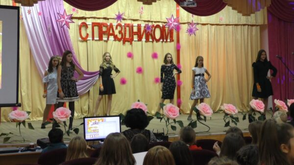 Осень вдохновляет не только поэтов. В средней школе №16 провели конкурс красоты и обаяния «Мисс Осень»