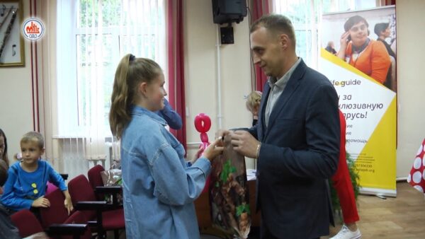 Подарки к школе для ребят из «Особого сердца»