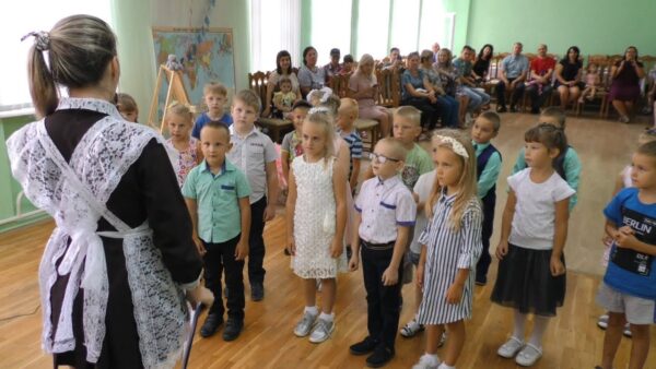 Подарки первоклассникам от Мозырского лесхоза