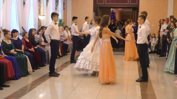 Полонез, вальс и полька. В Мозырском драмтеатре закружился первый рождественский бал