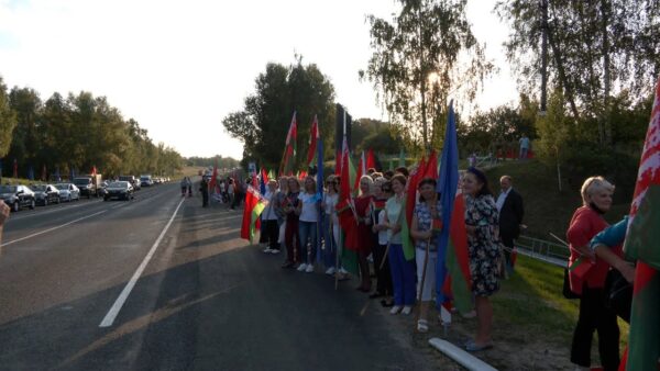 Пополнили белорусский каравай и презентовали лучшее от своего края. Как мозыряне встречали автопробег «Символ единства»