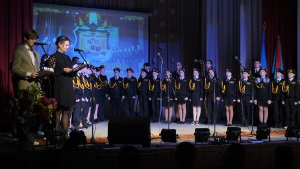 Посвящение в кадеты и юные защитники правопорядка. 36 ребят, учащиеся 5 и 10 классов школы № 15, принесли торжественную клятву