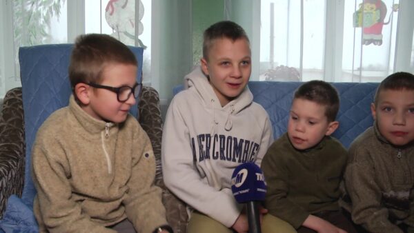 Поздравления с зимними праздниками от защитников правопорядка Калинковичей получили воспитанники местного социального приюта