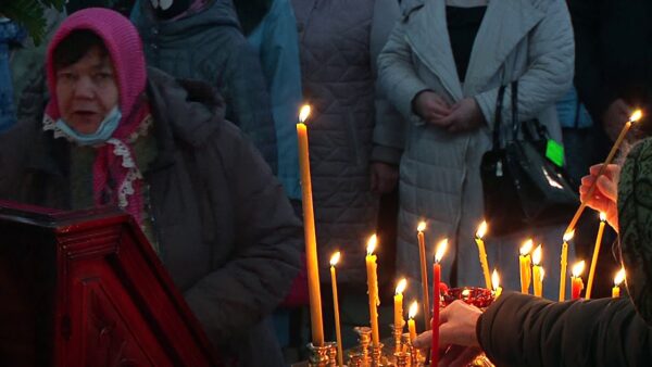 Православные верующие празднуют Введение во храм Пресвятой Богородицы