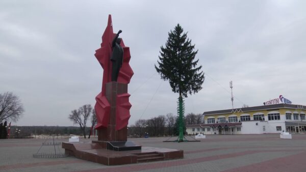 Праздник к нам приходит… На площади Ленина начали устанавливать городскую елку.