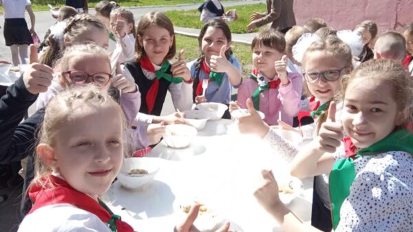 Приобщение к лучшим советским традициям, а еще важный этап взросления. К пионерской организации присоединились четвероклассники 7 школы