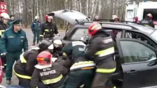 Работники МЧС спасли водителя легковушки после аварии на трассе Мозырь-Ельск