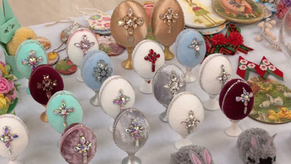 Разноцветные кролики, соломенные корзинки, ароматные пряники. В ТЦ «Бобровский» ремесленники представляют изделия ручной работы на пасхальной ярмарке.