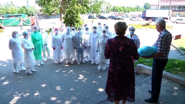 С благодарностью медикам. Более 6-ти сотен защитных комбинезонов передано во вторую поликлинику