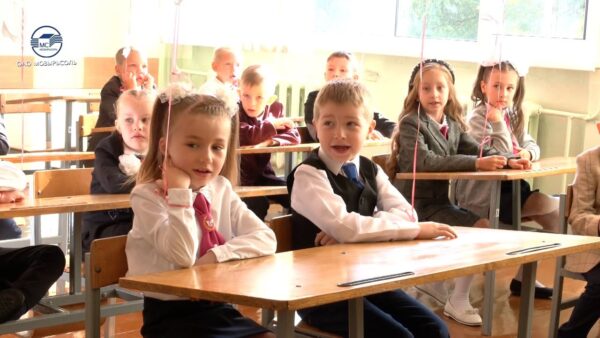 С первым учебным днем школьников поздравили предприятия-шефы