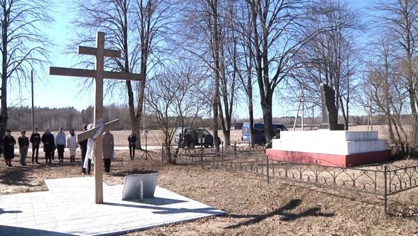 Сестры Хатыни – деревни Буда Казимировка и Казимировка, были сожжены 22 марта 1943 года. Память невинных жертв почтили митингом