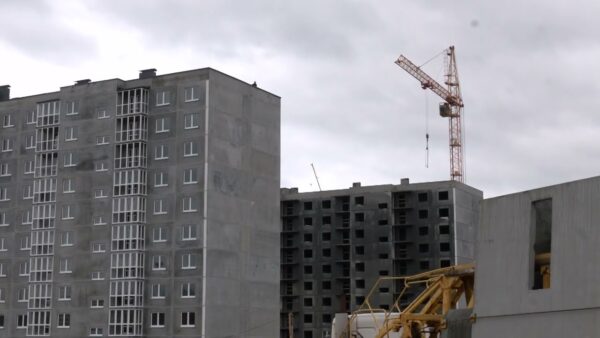 Состояние парковки возле детской поликлиники – одна из самых обсуждаемых тем в городских пабликах. Когда пройдут работы по благоустройству этой территории?