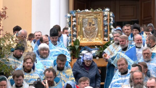 Сотни мозырян и гостей города проводили крестным ходом икону Божьей Юровичской-Милосердной в родную обитель