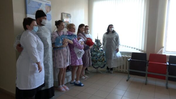 Священнослужители поздравили мамочек, дети которых появились на свет на Рождество