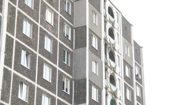 Сырость в квартире и плесень по углам. Жильцы дома номер 103 по бульвару Юности вынуждены жить по соседству с грибком