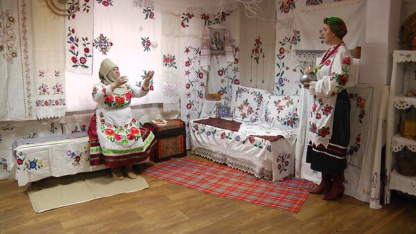Традиционная изба, рушники, переодевания, молитвы и песни. В ТЦСОН возродили старинный белорусский обряд