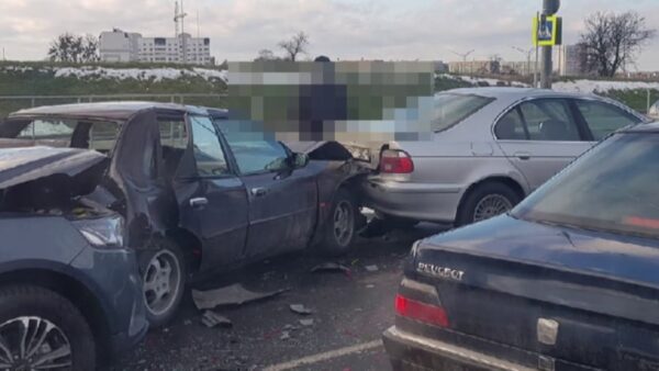 Тройное столкновение на перекрестке за Курганом Славы