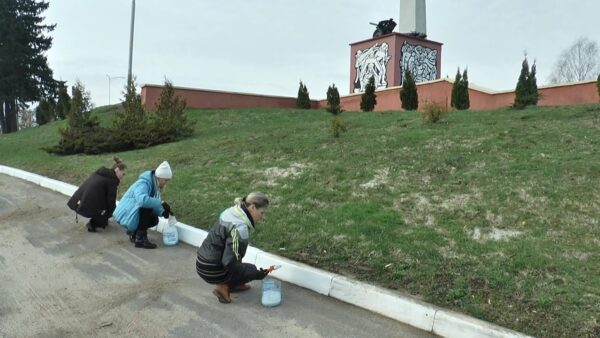 Тысячи мозырян приняли активное участие в акции по наведению порядка на земле. Собранные на районном субботнике средства будут перечислены сфере здравоохранения