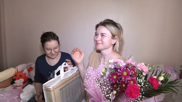 Украинских женщин, которые находятся в Мозырском роддоме и горбольнице, с 8 марта поздравили представители районной администрации, «Белой Руси» и Красного Креста.