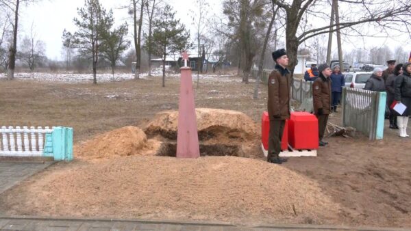 В агрогородке Домановичи сегодня с почестями предали земле останки 44 советских воинов, погибших в годы Великой Отечественной войны