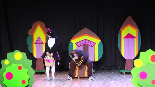 В эти выходные Мозырский драмтеатр презентовал спектакль «Настоящие друзья» по пьесе Дарьи Латышевой