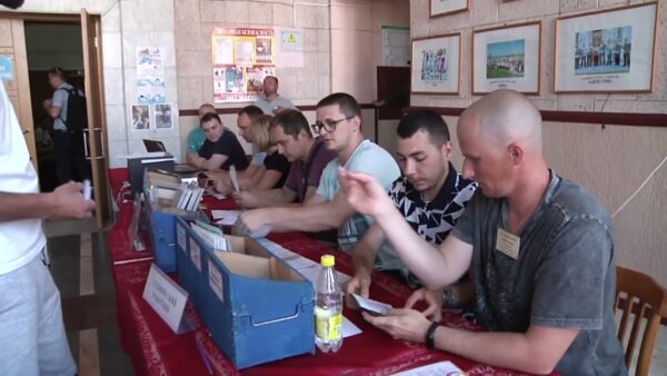 В Гомельской области продолжаются плановые мобилизационные учения с военными комиссариатами. Сейчас они вступили в активную фазу: на пункты предварительного сбора прибывают военнообязанные